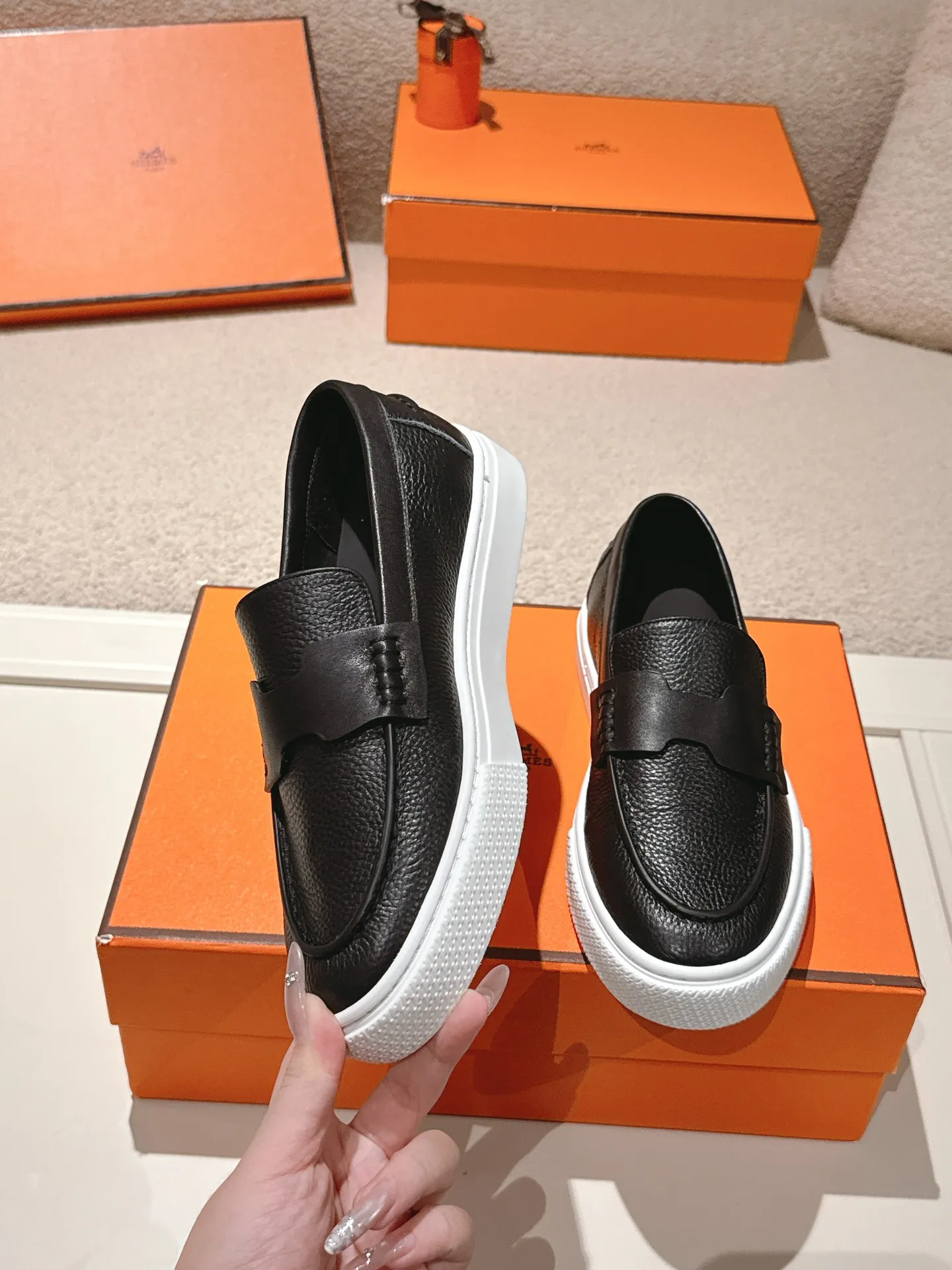 Men's men's shoes P620! Hermes# Thick Sole Couple Loafers These lace-up free sneakers in calfskin and washed denim feature signature "H" details. The design is simple and smooth, creating a fashionable urban look. It is comfortable and versatile. H family classics are not outdated, and the delivery counter is beautifully packaged🛍📦 Fabric: Original customized washed denim/first-layer cowhide Lining: Imported soft sheepskin Sole: Original open-molded anti-slip TPU material Size: 35-45